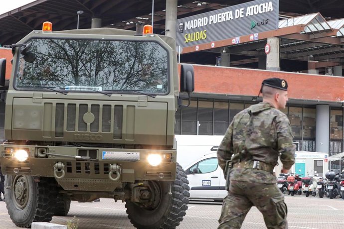 Archivo - Un militar, al lado de un tanque del Ejército