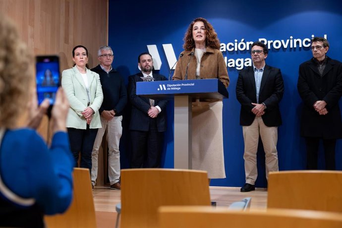 La Diputación abre una línea de subvenciones sociales dotada con 899.000 euros. Se trata de las Ayudas Económicas de Apoyo a la Convivencia e Inserción Social, de las que podrán beneficiarse unas 2.400 personas con bajos ingresos de municipios pequeños.