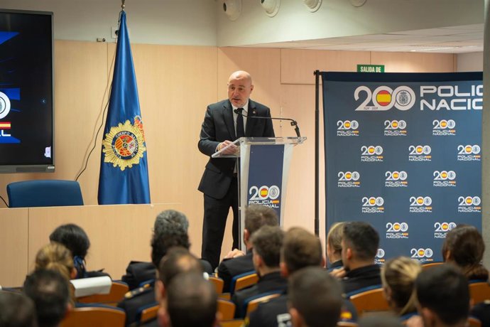 El delegado del Gobierno en Catalunya, Carlos Prieto, durante el acto de presentación de la XXXIV promoción de nuevos policías destinados a Catalunya en el Complejo Policial de la Verneda (Barcelona) este jueves