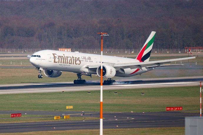 04 March 2026, North Rhine-Westphalia, Duesseldorf: A Boeing 777 belonging to Emirates airline from Dubai lands at Duesseldorf Airport. Tens of thousands of tourists remain stranded in the Gulf states following the outbreak of war in Iran. Photo: Christop