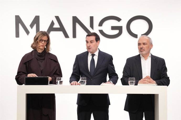 La directora financera de Mango, Margarita Salvans; el president i conseller delegat, Toni Ruiz,  i el director d'Expansió i Franquícies, Daniel López