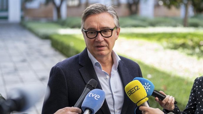 Archivo - El portavoz de Vox en Andalucía, Manuel Gavira, este viernes en Sevilla en declaraciones a los medios.