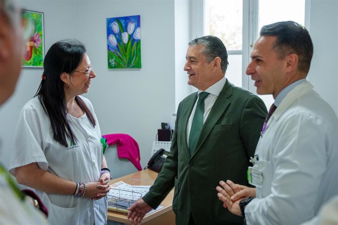 El consejero de Sanidad, Presidencia y Emergencias de la Junta de Andalucía, Antonio Sanz (2d) durante su visita al Hospital de San Lázaro. A 5 de marzo de 2026 en Sevilla, Andalucía (España).  
