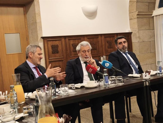 El CEO de Hatta Energy, Javier Alonso, en el centro, junto al director financiero (a su izquierda) y responsable de asesoramiento legal (a su derecha)