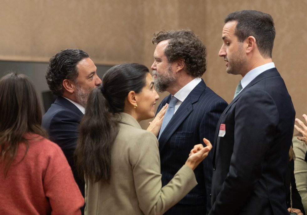 El ex diputado de VOX, Iván Espinosa de los Monteros (2d), y la expresidenta de VOX en Madrid, Rocío Monasterio (2i), durante la celebración de la jornada 8 de marzo.