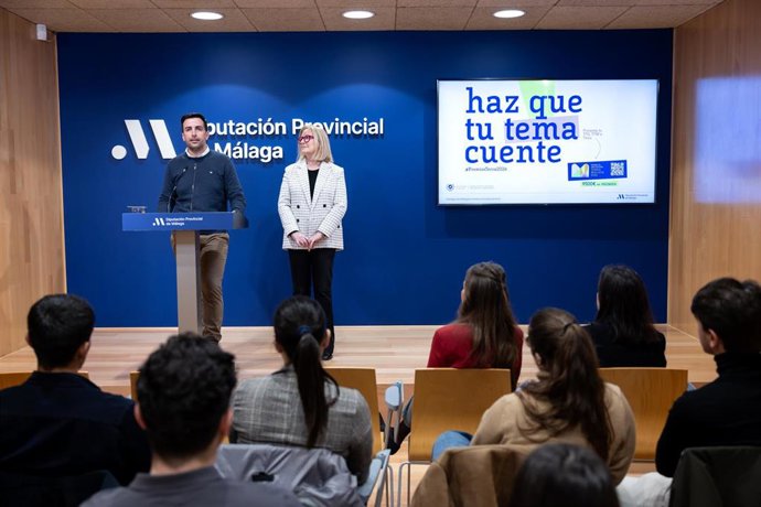 El diputado de Educación y Juventud de la Diputación de Málaga, José Santaolalla, y la vicerrectora de Estudiantes de la UMA, Susana Cabrera, han presentado esta nueva convocatoria de los Premios Terra bajo el lema ‘Haz que tu tema cuente’