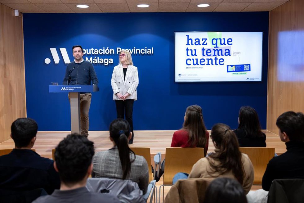 El diputado de Educación y Juventud de la Diputación de Málaga, José Santaolalla, y la vicerrectora de Estudiantes de la UMA, Susana Cabrera, han presentado esta nueva convocatoria de los Premios Terra bajo el lema Haz que tu tema cuente