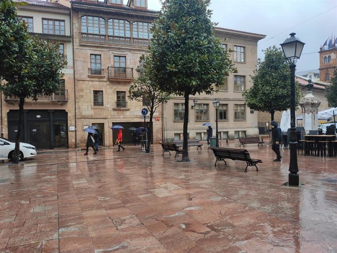 Archivo - Calles de Oviedo en un día de lluvia. 