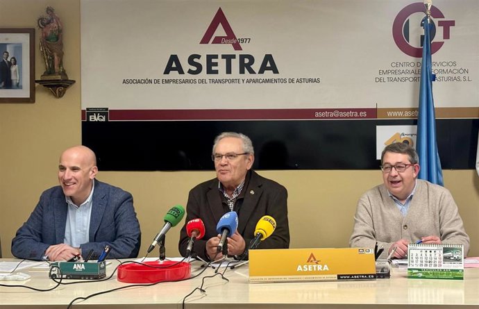 El presidente de Asetra, Ovidio de la Roza y el responsable del departamento de Economía de la organización, Juan García, presentan el informe anual de evolución del sector del Transporte en Asturias.