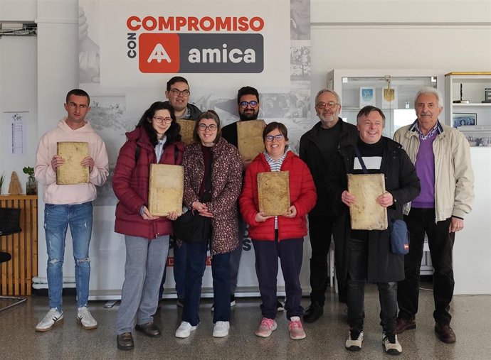 Amica dona seis libros de más de 300 años a la Biblioteca Municipal de Santander