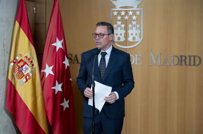 El diputado y secretario general del PP en Madrid, Alfonso Serrano, durante un pleno en la Asamblea de Madrid, a 5 de febrero de 2026, en Madrid (España).