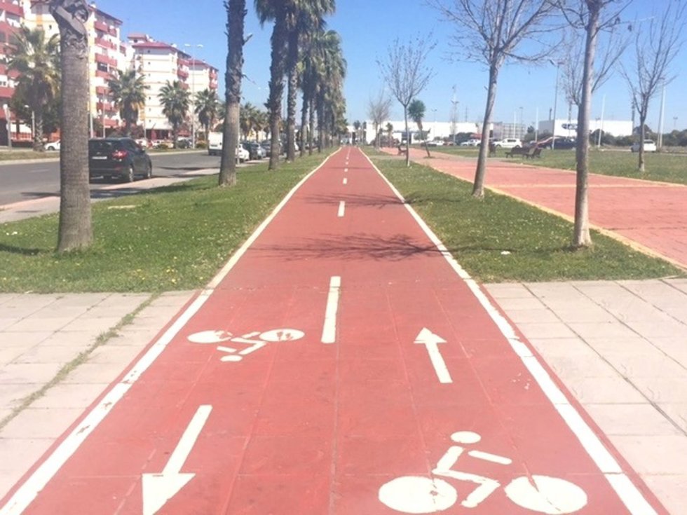 Archivo - Carril bici en Huelva capital.