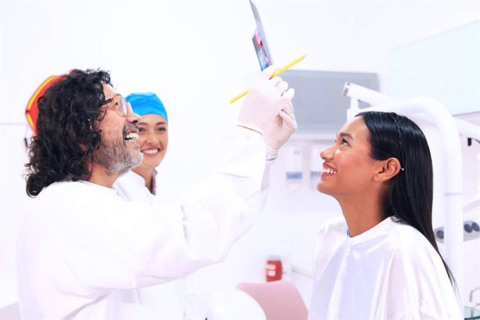 Odontología de Marlon Becerra impulsa el diseño de sonrisa en Bogotá con más de 40 años de experiencia