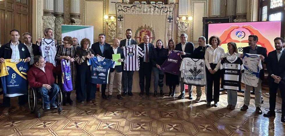 El alcalde de Valladolid y miembros del equipo de Gobierno, junto a representantes de los clubes deportivos de la ciudad y de entidades de Salud Mental.