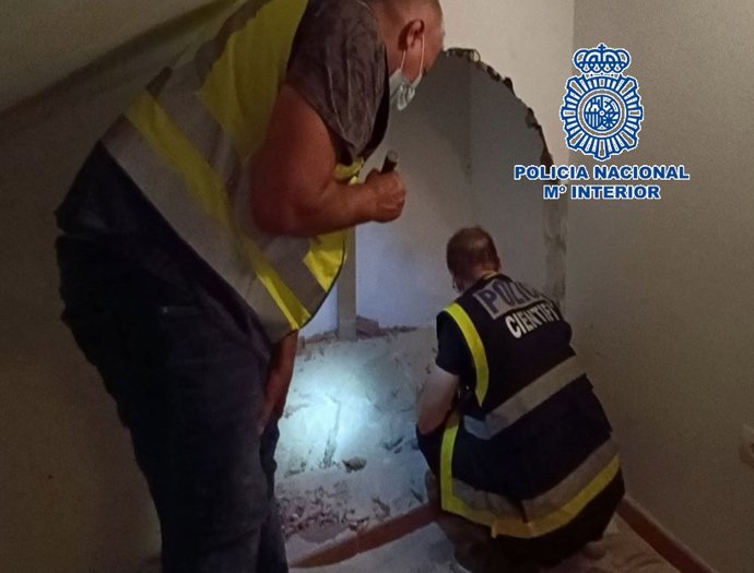 Archivo - Agentes hallan un cadáver emparedado en Torremolinos