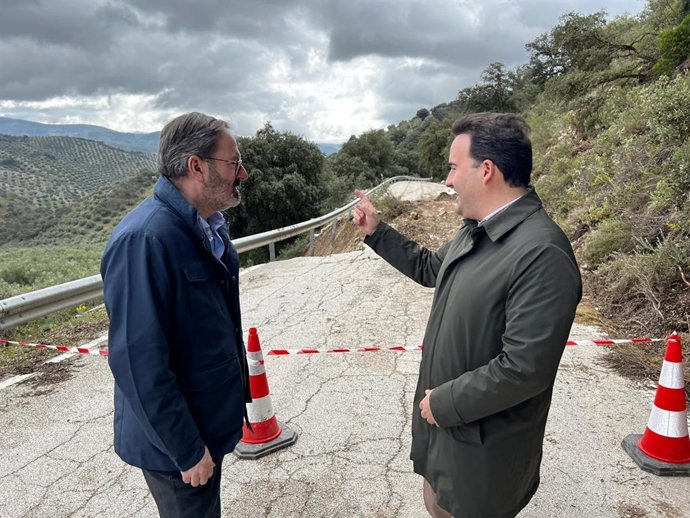 Adolfo Molina y Juan Ramón Valdivia, en la visita a una de las carreteras dañadas por el temporal en Priego de Córdoba.