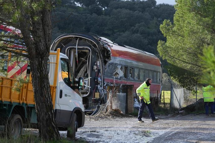 Archivo - Trabajadores realizan tareas de retirada de los vagores en el punto de las vías donde tuvo lugar el accidente de trenes de Adamuz, a 24 de enero de 2026 en Adamuz (Córdoba, Andalucía).  