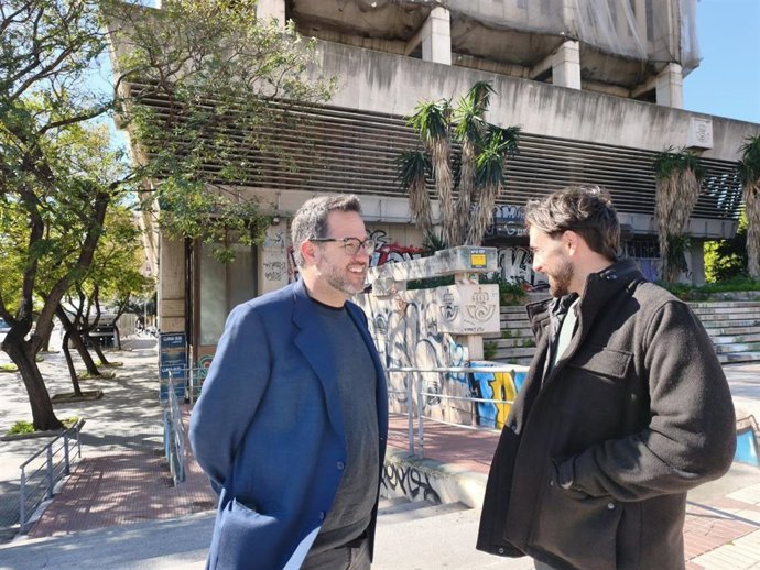 El portavoz de Adelante Andalucía, José Ignacio García, y el candidato de Adelante por la provincia de Málaga, Luis Rodrigo, frente al antiguo edificio de Correos.