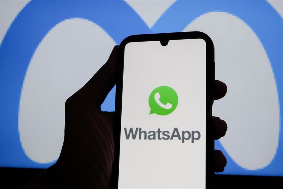 Archivo - October 16, 2025, Bandung, West Java, Indonesia: In this photo illustration, Whatsapp logo is displayed on a smartphone with Meta AI logo in the background.