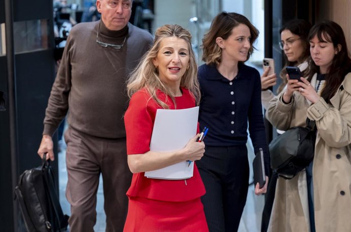 A vice-presidente segunda e ministra do Trabalho e Economia Social, Yolanda Díaz, reúne-se com os agentes sociais, na sede do Ministério, em 5 de março de 2026, em Madri (Espanha).