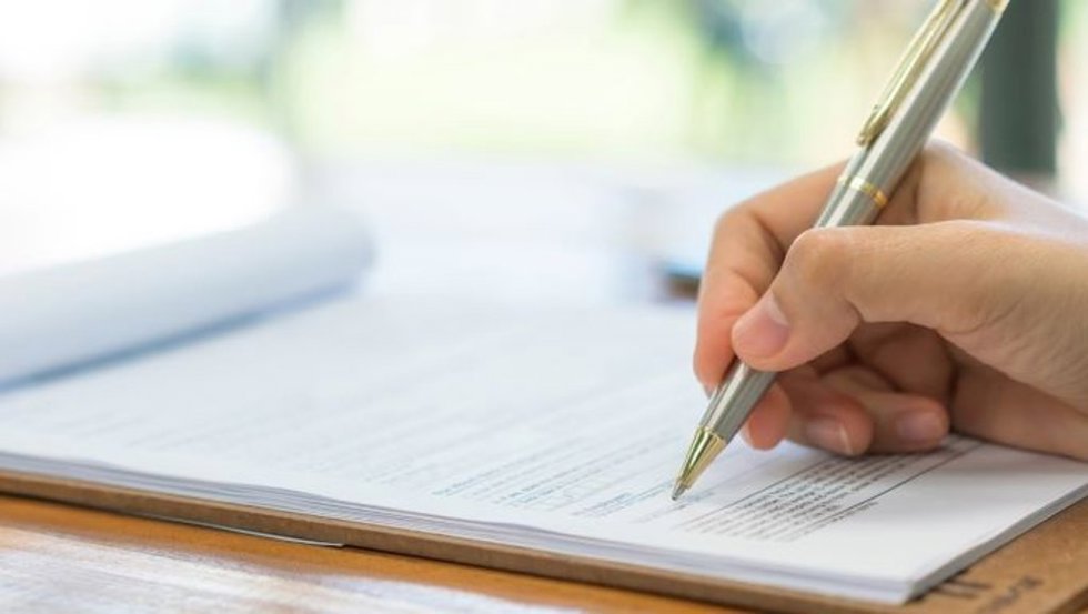 Imagen de una persona escribiendo.