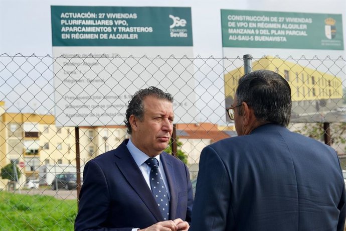 El presidente de la institución provincial, Javier Fernández, en su visita a las obras en Santiponce (Sevilla)