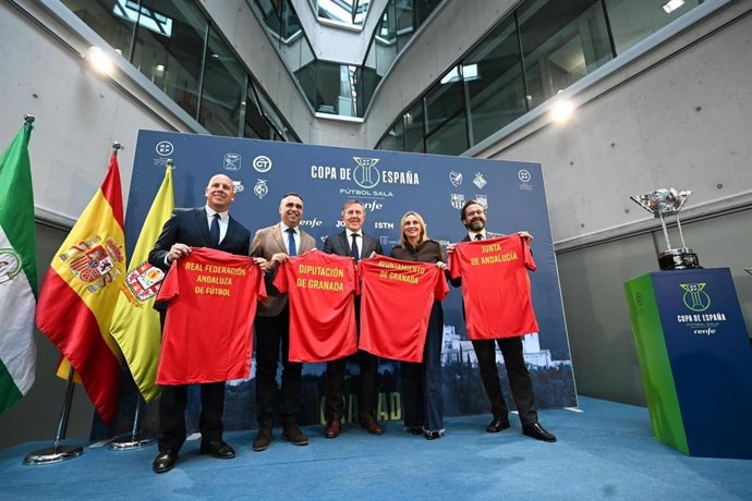 Presentación de la Copa de España Renfe de Fútbol Sala en la Diputación de Granada con su presidente, Francis Rodríguez, la alcaldesa de la ciudad, Marifrán Carazo, y el delegado del Gobierno andaluz, Antonio Granados, entre otros