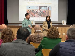 La vicepresidenta Primera de Territorio de la Diputación de Cáceres, Esther Gutiérrez, y el alcalde de Ahigal, Luis Fernando García, explican las acciones contempladas en el PAI Trasierra-Tierras de Granadilla