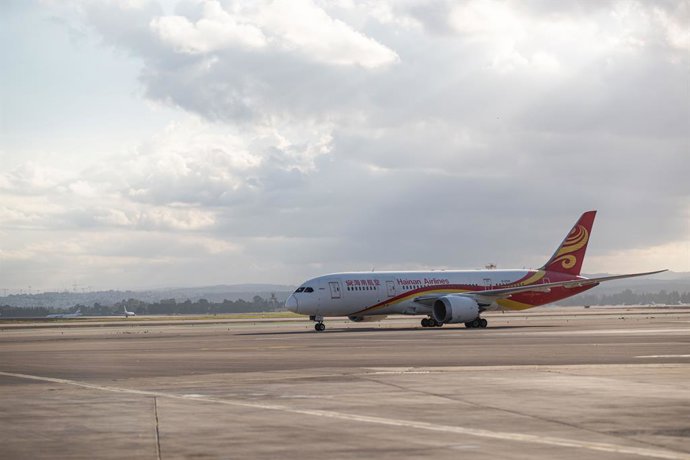 Archivo - Arquivo - TEL AVIV, 10 de abril de 2025 — Uma aeronave da Hainan Airlines, o primeiro voo direto retomado entre Pequim e Tel Aviv, chega ao Aeroporto Internacional Ben-Gurion, perto de Tel Aviv, Israel, em 10 de abril de 2025. Voos diretos entre