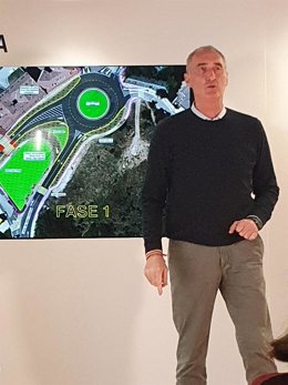 El alcalde Mazarías muestra las inminentes obras de la glorieta Melitón Martín.