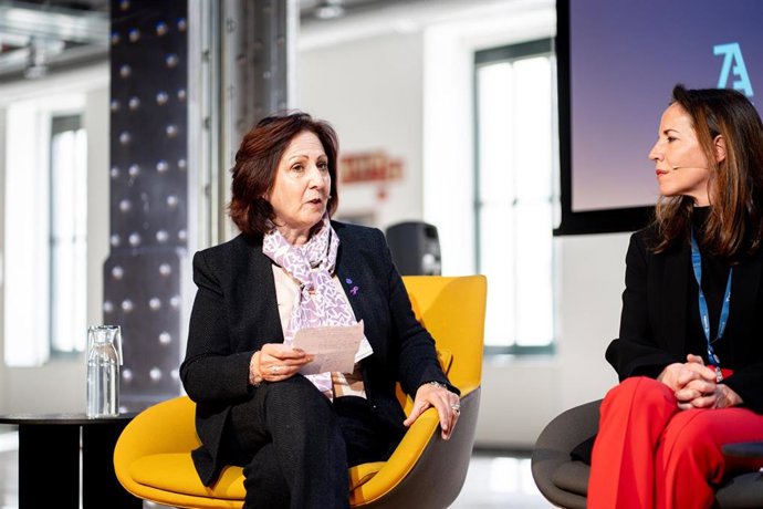 La fiscal general del Estado, Teresa Peramato, y la presidenta de la fundación Telefónica, Isabel Salazar, durante la entrega de los VI Premios de Igualdad, en Fundación Telefónica, a 5 de marzo de 2026, en Madrid (España).