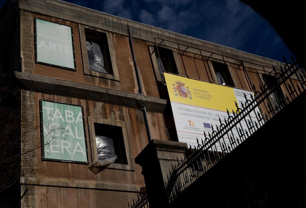 Archivo - Un cartel que anuncia la rehabilitación de la fachada de la Tabacalera Espacio Promoción del Arte, en Embajadores