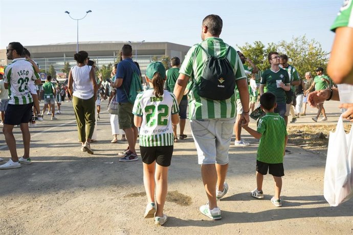 Archivo - Un aficionado lleva a sus hijos al estadio