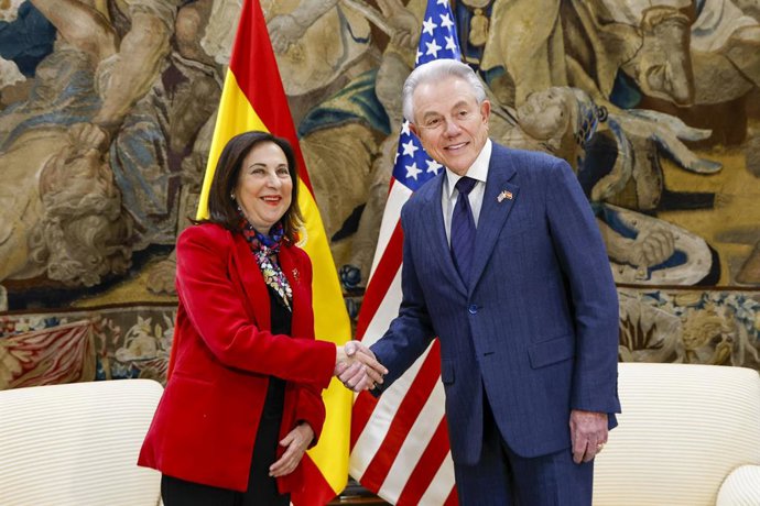 La ministra de Defensa, Margarita Robles, se reúne con el embajador de los Estados Unidos de América en España, Benjamín León Jr., en la sede del Ministerio de Defensa, 4 de marzo de 2026, en Madrid (España). La reunión tiene lugar tras el anuncio de Dona