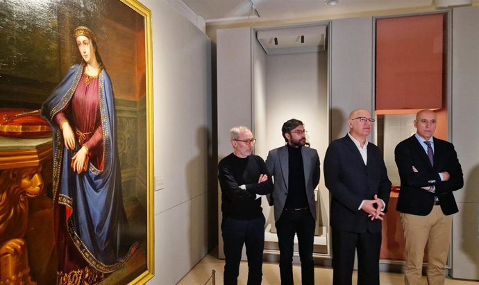 El alcalde de León, José Antonio Diez (derecha), junto a los comisarios de la exposición 'Reina ella. Urraca I de León'  (centro) y el director del Museo de León, Luis Grau (izquierda), en la sección 'Los espejos de la reina' de la muestra.