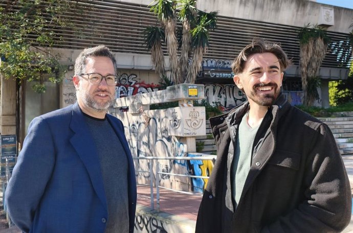 El líder y portavoz de Adelante Andalucía, José Ignacio García, y el candidato de la formación andalucista por la provincia de Málaga, Luis Rodrigo, en rueda de prensa en la capital de la Costa del Sol.