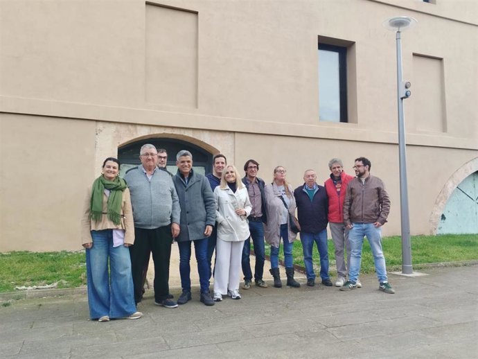 Miembros de la Agrupación Socialista de Palma, frente a la antigua 'possessió' de Son Ametler.