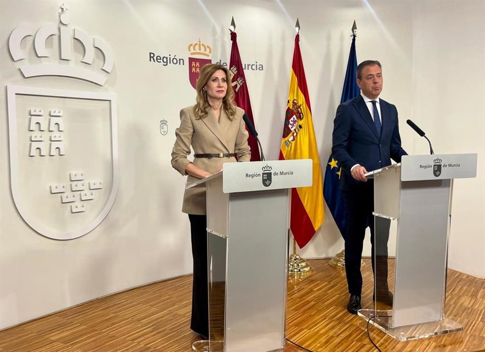 El consejero de Presidencia, Marcos Ortuño, y la consejera de Empresa, Empleo y Economía Social, Marisa López Aragón, en la rueda de prensa posterior al Consejo de Gobierno