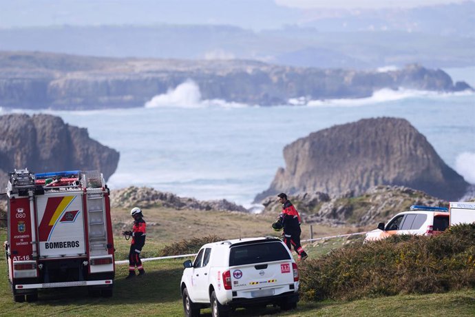 Equipes de resgate e serviços de emergência trabalham no local do acidente, na praia de El Bocal, em 4 de março de 2026, em Santander, Cantábria (Espanha). O dispositivo foi acionado após o colapso, ontem à tarde, da passarela da praia de El Bocal, em 