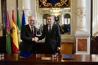 El alcalde de Málaga, Francisco de la Torre, y el presidente de la Fundación Unicaja, José M. Domínguez, durante la firma de un convenio de materia cultural