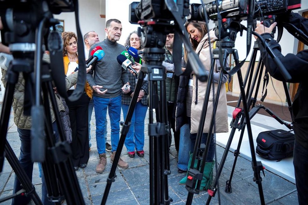 El coordinador federal de IU y candidato de Por Andalucía a la Presidencia de la Junta, Antonio Maíllo, durante reunión con representantes de la Red Andaluza de Lucha Contra la Pobreza y la Exclusión Social en el Parlamento de Andalucía, a 5 de marzo de