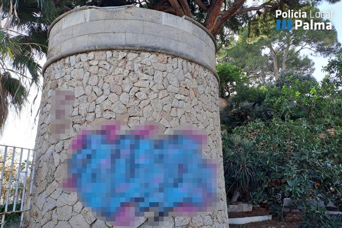 Condenan a un joven por pintar un grafiti en una torre protegida de Palma