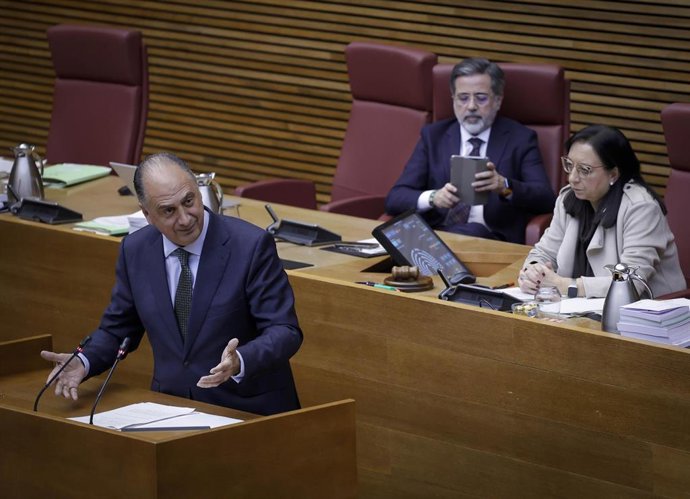 El conseller de Emergencias e Interior, Juan Carlos Valderrama, en el pleno de Les Corts