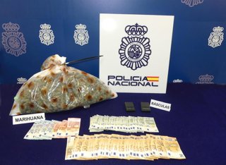 Marihuana y dinero incautado a los detenidos en la operación Black Cloud desarrollada en Teruel y Castellón.