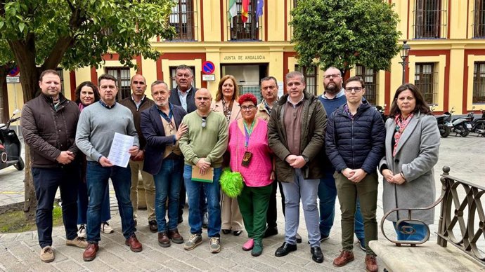 Alcaldes socialistas de la Sierra Sur de Sevilla con el secretario de Organización del PSOE de Sevilla y parlamentario, Rafael Recio.