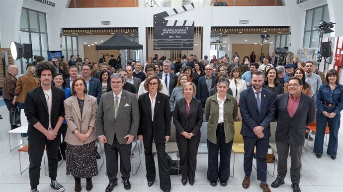 Elixabete Etxanobe, Juan Mari Aburto y Ainara Basurko, con representantes institucionales y del sector audiovidual, en la presentación del Hub audiovisual Bilbao Bizkaia