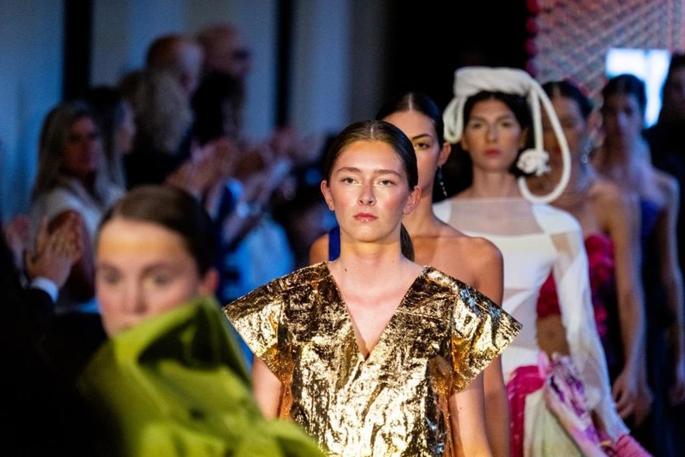 El desfile de los estudiantes de UDIT abre la 83 edición de la Mercedes-Benz Fashion Week.