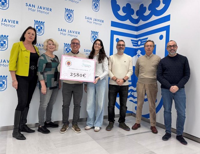La Banda Sinfónica de San Javier y el Coro a capella Sonrisas Harmony entrega un cheque por valor de 2.580 euros a la Asociación de Familiares de Niños con Cáncer de la Región de Murcia, Afacmur