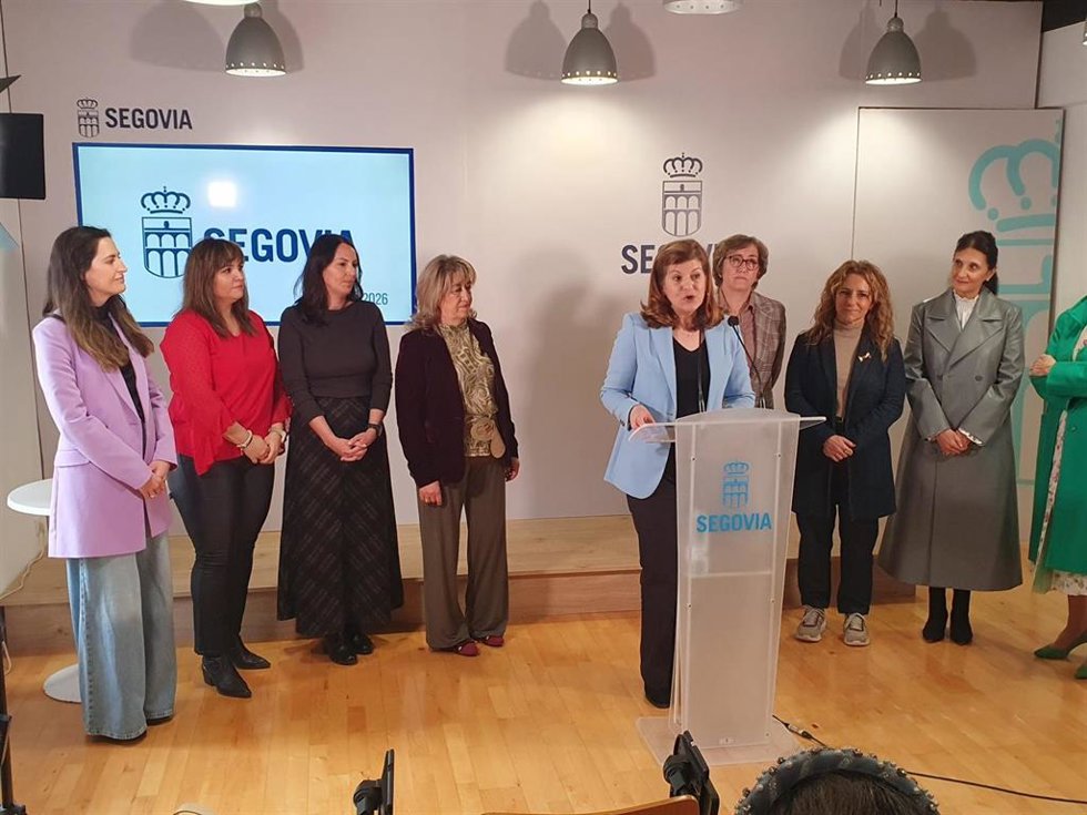 La concejal de Igualdad, Azucena Suárez, (en el atril) con algunas protagonistas de la exposición.