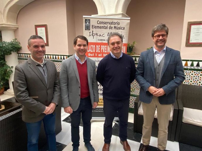 Copé (dcha.) y Priego (2º izda.), en el Conservatorio Elemental de Música Isaac Albéniz de Cabra.
